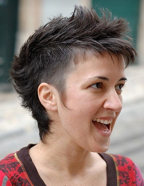 cieniowane fryzury krótkie uczesanie damskie zdjęcie numer 16A